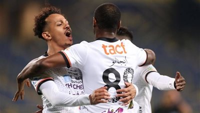 الشباب يفوز على ضمك بثنائية ويعزز صدارته للدوري السعودي 