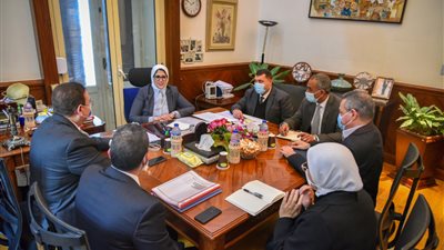 وزيرة الصحة تعقد اجتماعًا مع شركة وادي النيل لبحث التعاون في تطوير المستشفيات والوحدات الصحية