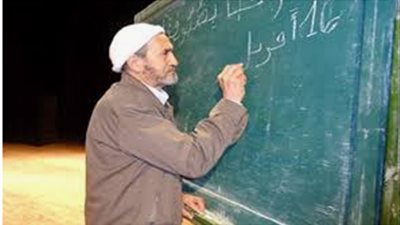 إذا كنت متعلمًا وأحد والديك أُمي.. ماذا يجب عليك أن تفعل؟