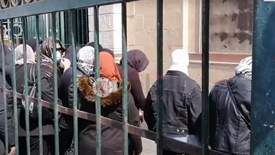 شاهد رضوى الشريبني في جنازة والدتها