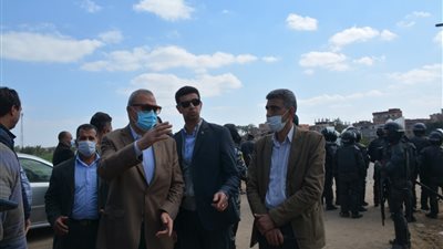 تسليم قطعة أرض لإقامة محطة معالجة صرف صحي تخدم 5 قرى بالقليوبية