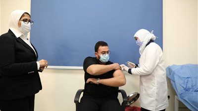 رئيس الوزراء يشهد بدء تطعيم أصحاب الأمراض المزمنة وكبار السن بلقاح كورونا