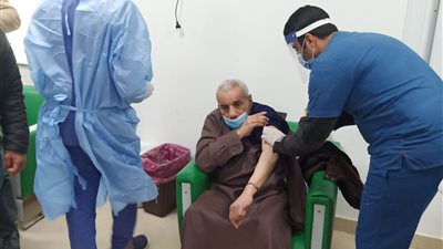 22 مواطنًا من كبار السن وأصحاب الأمراض المزمنة يتلقون لقاح كورونا بقنا