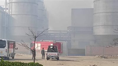 الدفع بـ15 سيارة وخزانات مياه للسيطرة على حريق مصنع كرتون العاشر (صور وفيديو)