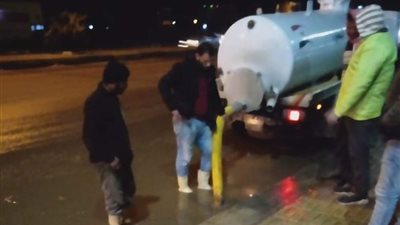 الوحدات المحلية تدفع بمعداتها لكسح مياه الأمطار من شوارع وطرق البحيرة (صور)