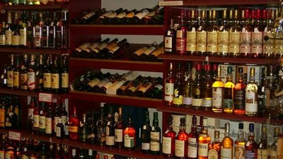 ضبط زجاجات خمور أجنبية الصنع غير خالصة الضرائب بتعويضات 4.5 ملايين جنيه