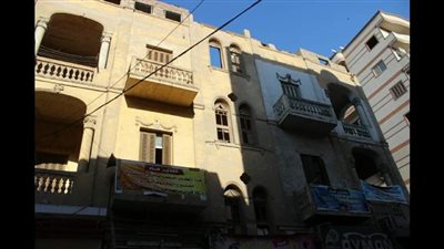 مكون من ثلاثة طوابق.. إخلاء عقار آيل للسقوط في المنيا (صور)