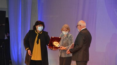 وزيرة الثقافة تُكرم 7 شخصيات مؤثرة في بورسعيد.. وتؤكد: موطن للأدب والثقافة والجمال (صور)