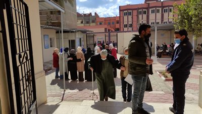 35 من كبار السن بالمنوفية يتلقون لقاح كورونا في اليوم الأول لفتح باب التطعيم (صور)