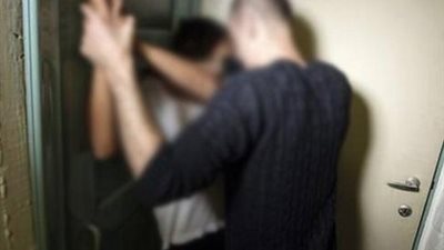 عاطل يختطف فتاة في 