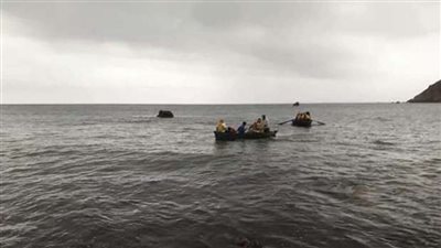 محافظ كفر الشيخ يطمئن على إنقاذ 11 صيادًا من الغرق بعد حدوث ثقب بمركبهم