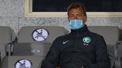 هيرفي رونار يحضر مباراة الهلال والرائد بالدوري السعودي
