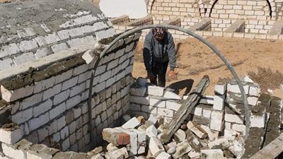 إزالة مقبرتين مخالفتين بقرية أبو بكر الصديق في البحيرة (صور)