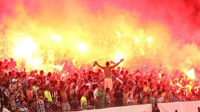 جماهير الترجي تشعل الشماريخ والألعاب النارية في المران الأخير قبل مواجهة الزمالك (فيديو)