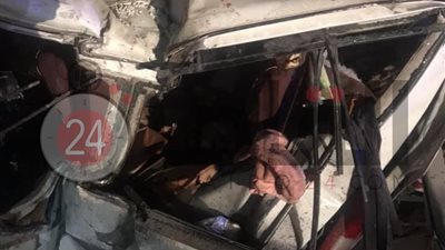 بعد مصرع 20 شخصاً.. مئات المواطنين بأسيوط يشيعون جثامين ضحايا حادث بني سويف (فيديو)