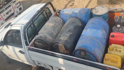 القبض على شخصين بحوزتهما 900 لتر سولار مدعم للإتجار بالسوق السوداء في مدينة بدر