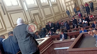 اللقطات الأولى لجلسة محاكمة 