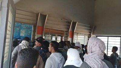 رغم تحذيرات كورونا.. زحام شديد على حجز تذاكر القطارات بمحطة سكة حديد أبوتشت في قنا (صور)