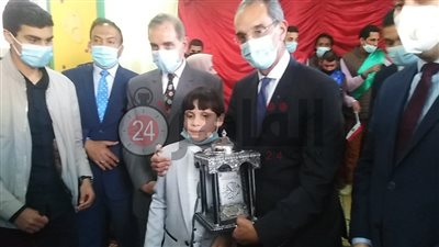 طالب بمدرسة كفر الشيخ الفكرية يهدي وزير الاتصالات مصحفًا.. والأخير يطلب بصورة تذكارية معه (صور وفيديو)