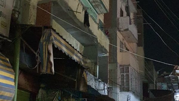 سقوط شرفة عقار قديم