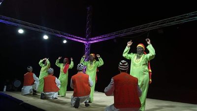 ورش وعروض فنية متنوعة على المسرح المتنقل بالوادي الجديد 