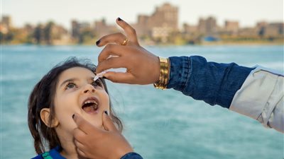 بينهم 13 أجنبيا.. تطعيم 581 ألفا ضد مرض شلل الأطفال في قنا (صور)