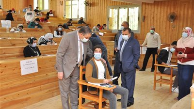 رئيس جامعة كفرالشيخ يشدد على ارتداء الكمامة واستعداد الطاقم الطبي بالكليات خلال الامتحانات (صور) 