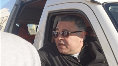 بواسطة ميكروباص.. محافظ البحر الأحمر يتفقد شوارع الغردقة ويزور حلقة السمك (صور)