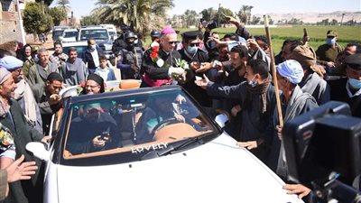 بالطبل البلدي.. مسلمون وأقباط يستقبلون سفير الفاتيكان خلال زيارته لكنائس المنيا (صور)