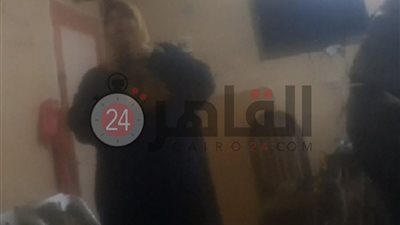 تُصلي عكس القبلة.. مشعوذة تمارس الدجل داخل وحدة سكنية ببورسعيد (صور وفيديو)