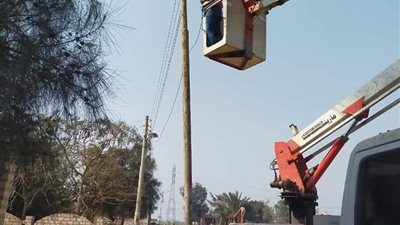 رئيس مدينة المنيا: الانتهاء من صيانة 35 كشاف إنارة لمنع وقوع حوادث (صور)
