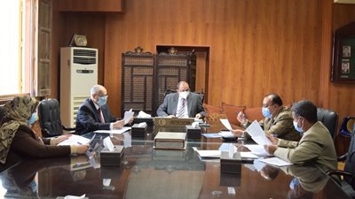 رئيس جامعة بني سويف يترأس اجتماعي 