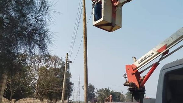 جانب من تركيب أعمدة