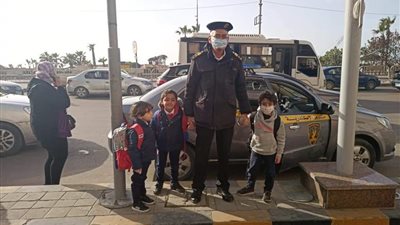 إنسانية رجال المرور بالإسكندرية.. بعد تعطل أتوبيس مدرسة يعيدون التلاميذ لمنازلهم بسياراتهم (صور)