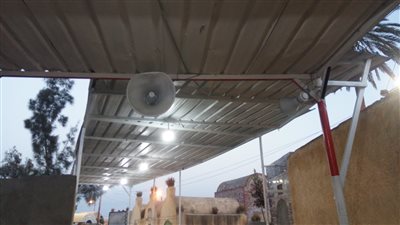 أهالي قرية المجد بالبحيرة يجهزون موقعًا لصلاة الجنائز بعد منعها بالمساجد بسبب كورونا (صور)