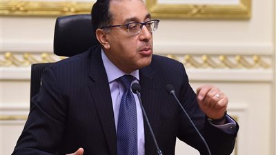 رئيس الوزراء يلتقي مسئولي 