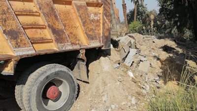 التحفظ على سيارة وسائقها بعد إلقاء مخلفات بناء بالطريق العام بالأقصر