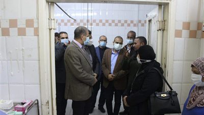 سكرتير عام المنيا يتابع حالة 25 مصابًا في انقلاب سيارة على الصحراوي (صور)