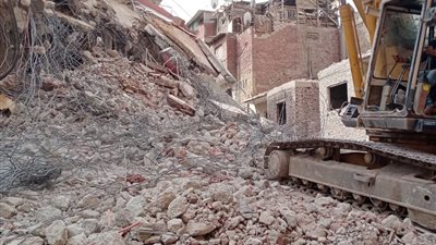 الانتهاء من إزالة العقار المائل المكون من 10 طوابق بطنطا (صور)