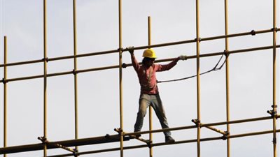 إصابة عاملين سقطا من أعلى سقالة بمساكن مدينة رشيد الجديدة