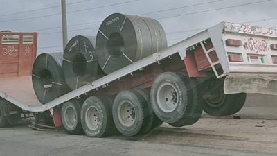 حمولة ثقيلة تقسم مقطورة إلى قسمين على الطريق الساحلي الدولي بدمياط (صور)