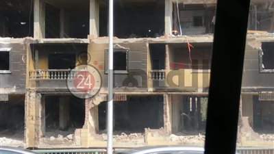 الأجهزة المعنية تواصل هدم عقار الدائري المحترق بعد قرار الإزالة (صور)