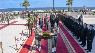 في يوم الشهيد.. محافظ الإسكندرية يضع إكليل الزهور على النصب التذكاري للشهداء (صور)