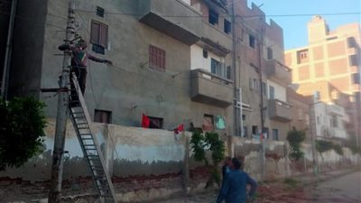 انهيار شرفة عقار ملاصق للإدارة الصحية بالمحمودية على عمود كهرباء (صور)