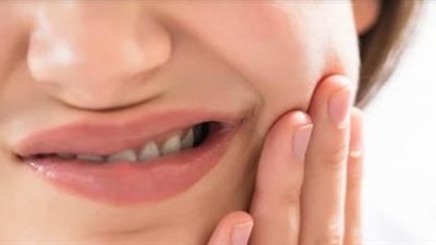 كمادات الماء أم استخدام المشرط؟.. إليك تفاصيل علاج خُراج الأسنان