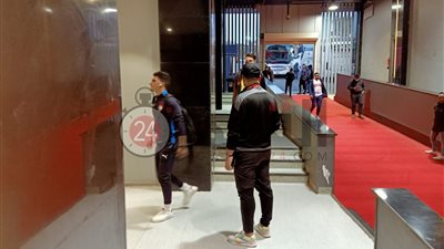 حافلة الزمالك تصل ستاد القاهرة استعدادًا لمواجهة سيراميكا كليوباترا (صور)