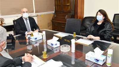 وزير الإسكان يستعرض مع 