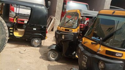 ضبط 4 تكاتك وسيارة بحملة لرفع الإشغالات بكفر شكر بالقليوبية (صور)  