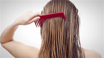 توقف عن تمشيط الجذور.. السر وراء الحصول على شعر صحي خلال الصيف