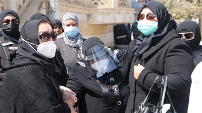 وصول جثمان الكاتب عباس الطرابيلي إلى مسجد الحصري بأكتوبر (صور)